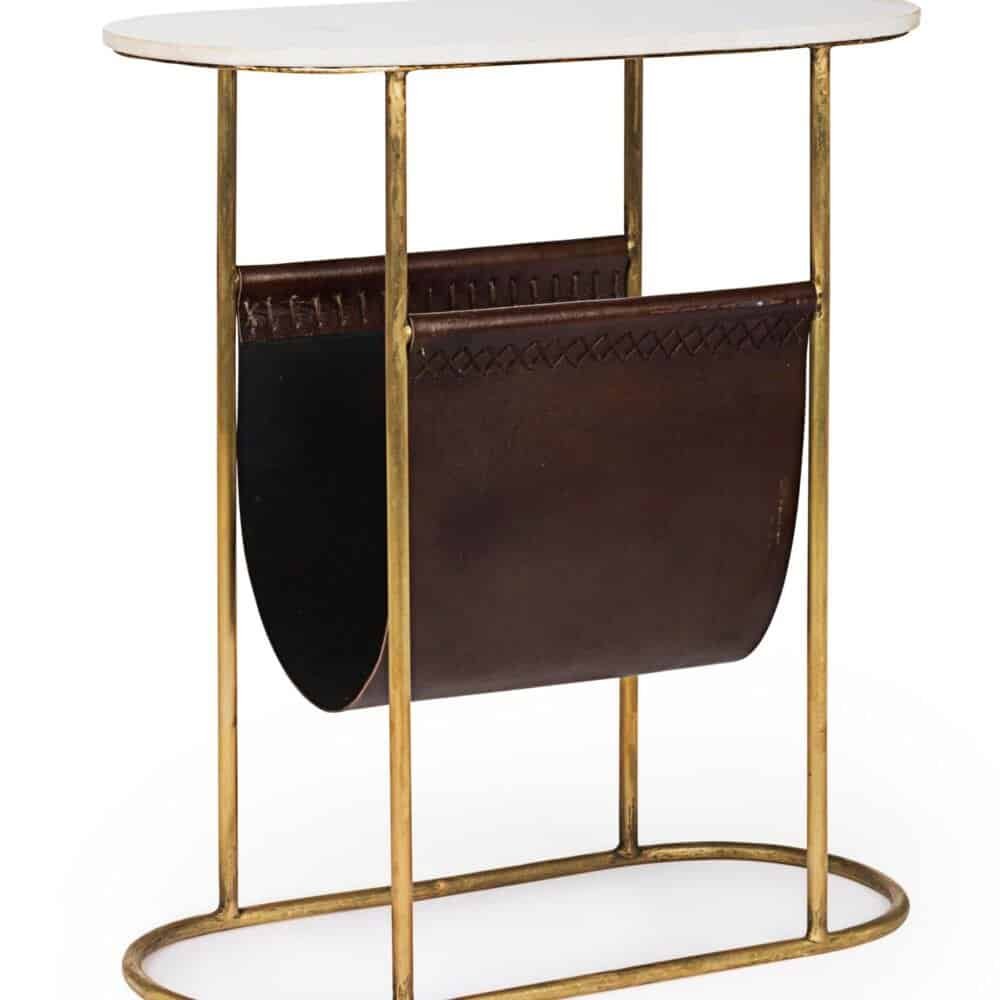 Porta riviste vintage con struttura in ottone dorato e pouch in pelle marrone scuro, ideale come dettaglio di stile elegante e funzionale.