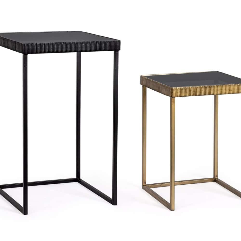 Tavolini eleganti con superfici in vetro e strutture metalliche, perfetti per arredare soggiorni e spazi esterni.