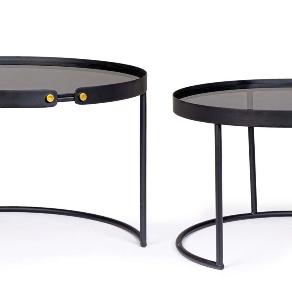 Comodini moderni neri con struttura in metallo e piano in vetro, perfetti per arredi eleganti e funzionali.