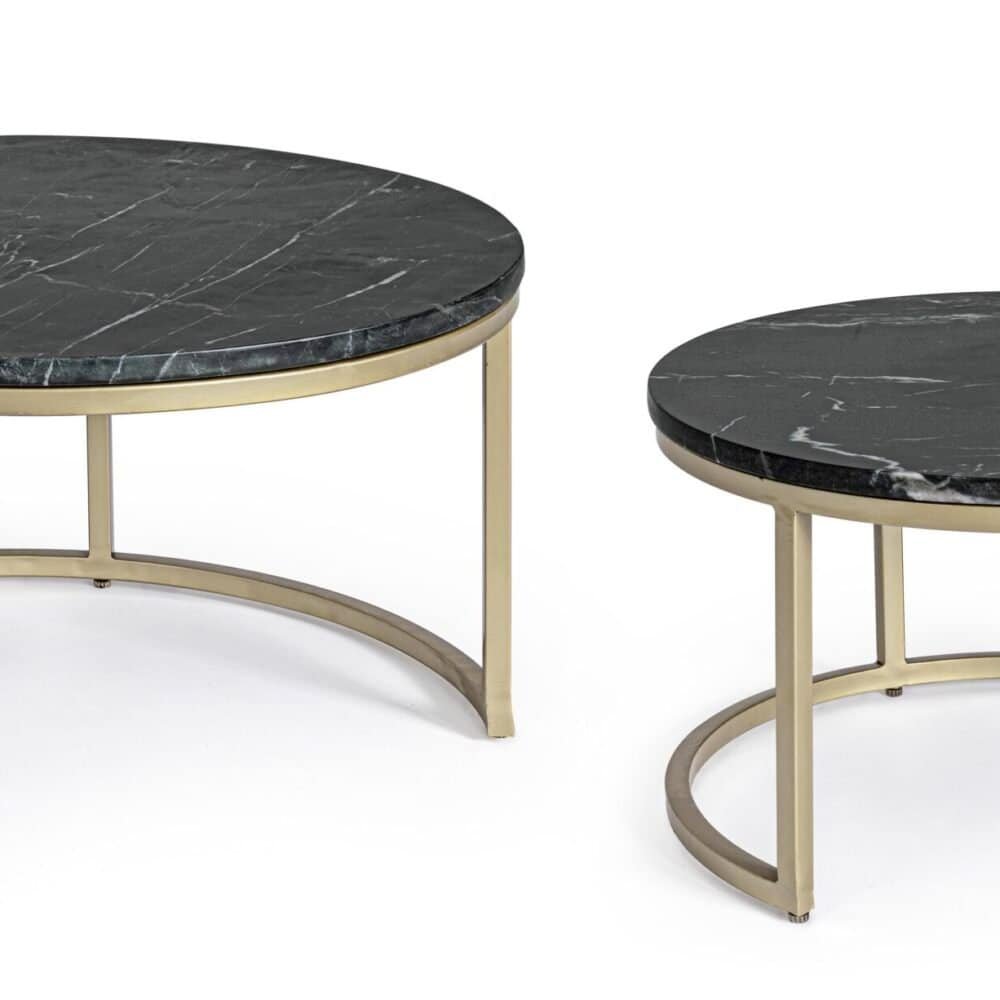 Descrizione di eleganti tavolini in marmo nero con struttura in metallo dorato, ideali per arredi di lusso.