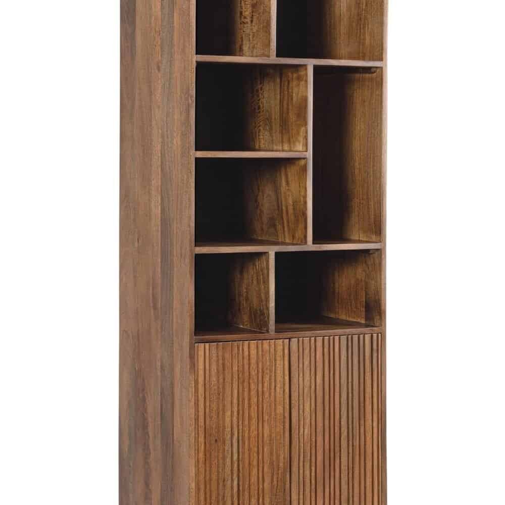 Vetrina in legno massello con scomparti aperti e ante a energia, stile minimalista.