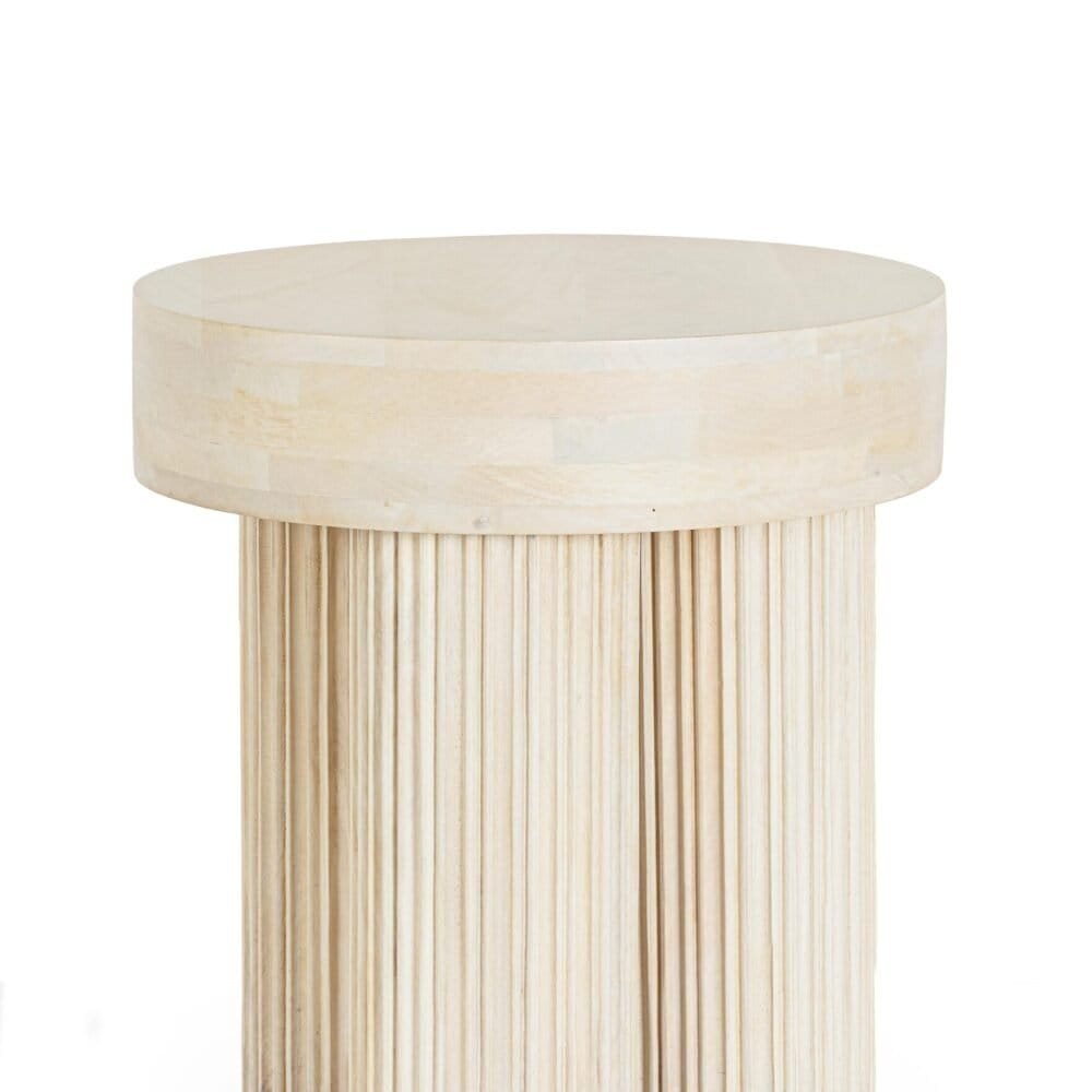 Tavolino in legno chiaro, design moderno e minimalista, perfetto per interni di stile contemporaneo.