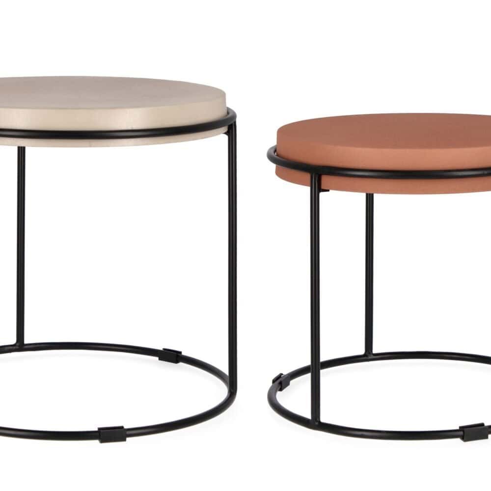 Alt text: Coppia di tavolini moderni con struttura in metallo nero e piano in tessuto beige e terracotta.