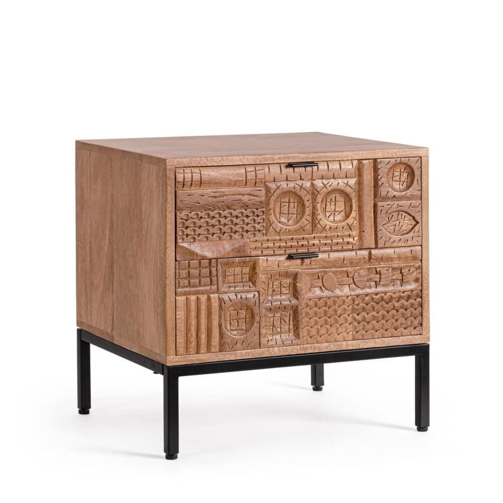 Armadio artigianale in legno con design unico e dettagli scolpiti a mano. Perfetto per arredare con stile.