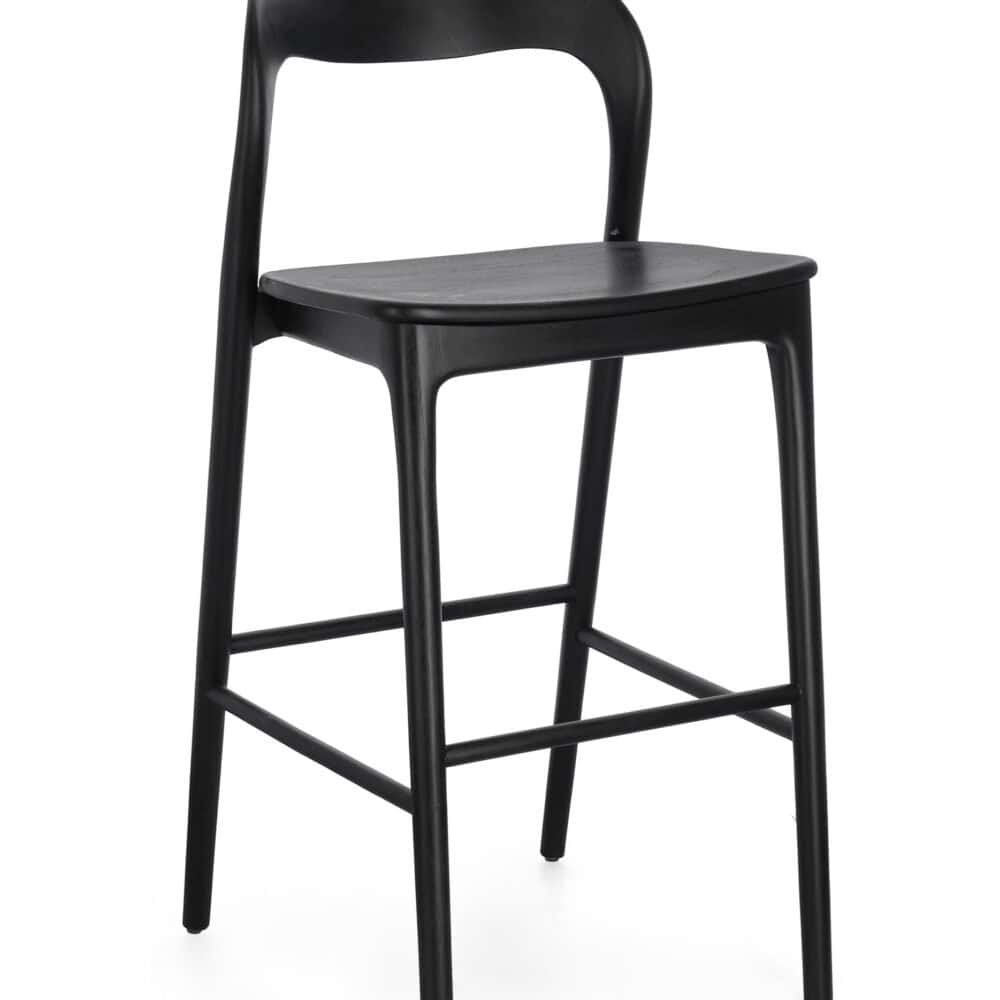 Sedia di design nero, perfetta per ambienti contemporanei, con struttura resistente e comfort elevato.