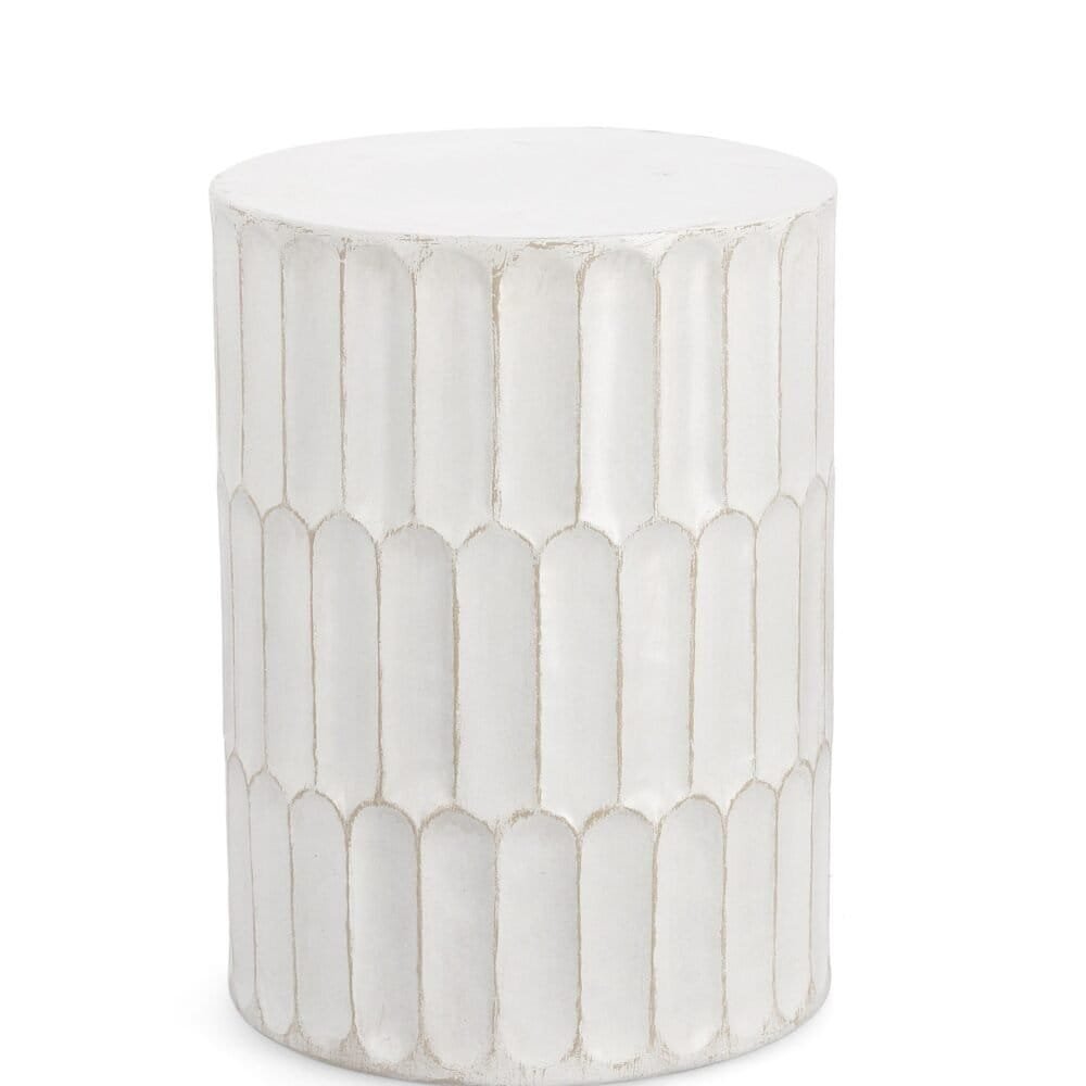 Tavolino decorativo in vimini bianco, perfetto per interni eleganti e boho chic, artigianale e di alta qualità.