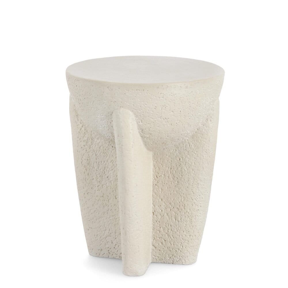 Vaso decorativo in ceramica bianca con superficie testurizzata e manico elegante.