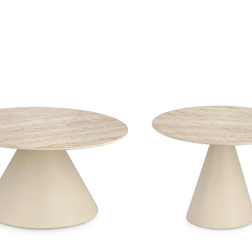 Tavolini moderni con basi coniche e piani in legno naturale, ideali per ambienti eleganti e contemporanei.