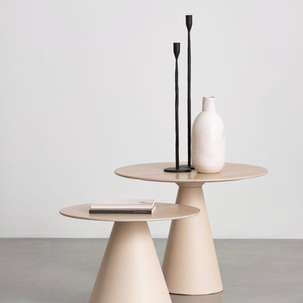 Eleganti tavoli in legno con forme coniche, perfetti per arredo interno elegante.