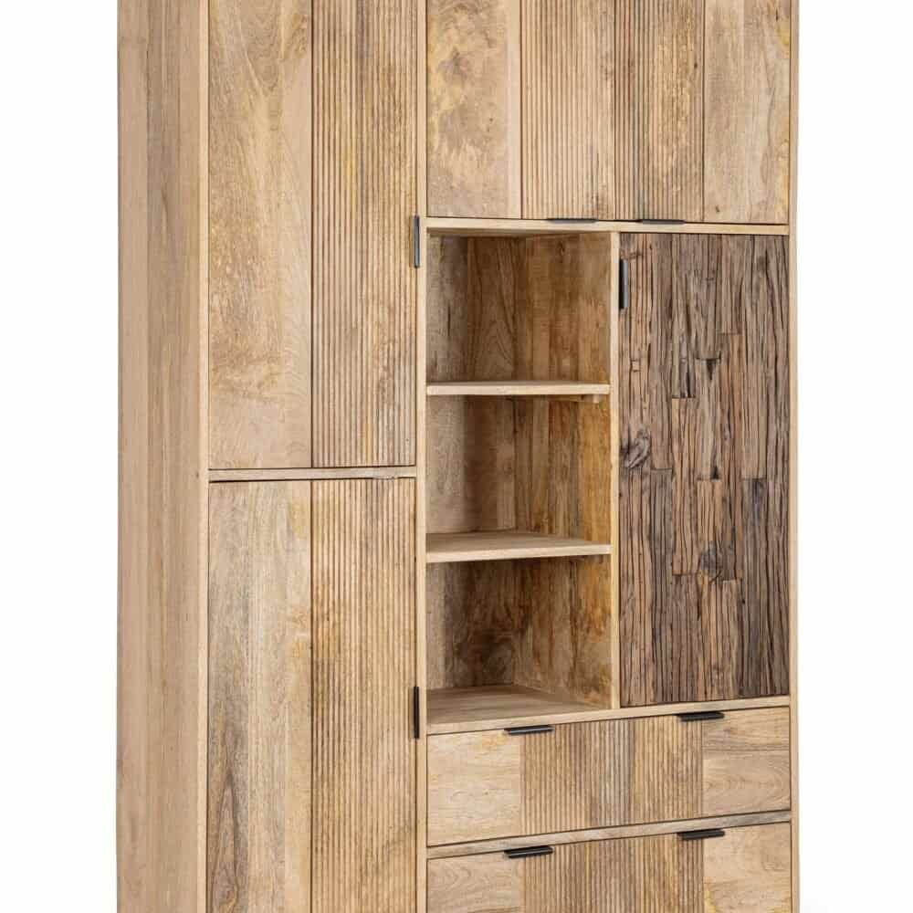 Armadio in legno con ante scorrevoli e ripiani interni, stile provenzale e design rustico.