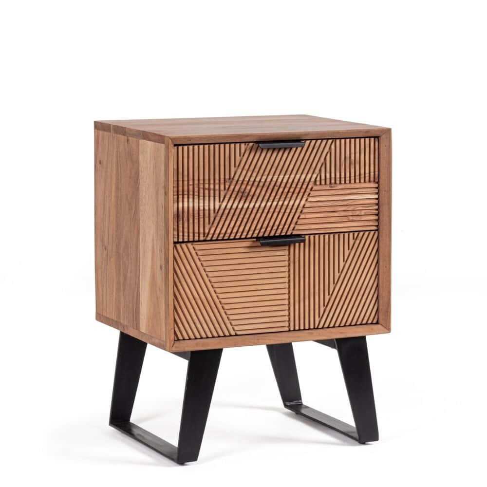 Comò in legno con design moderno, ante a righe e piedi neri per arredo interno di stile.