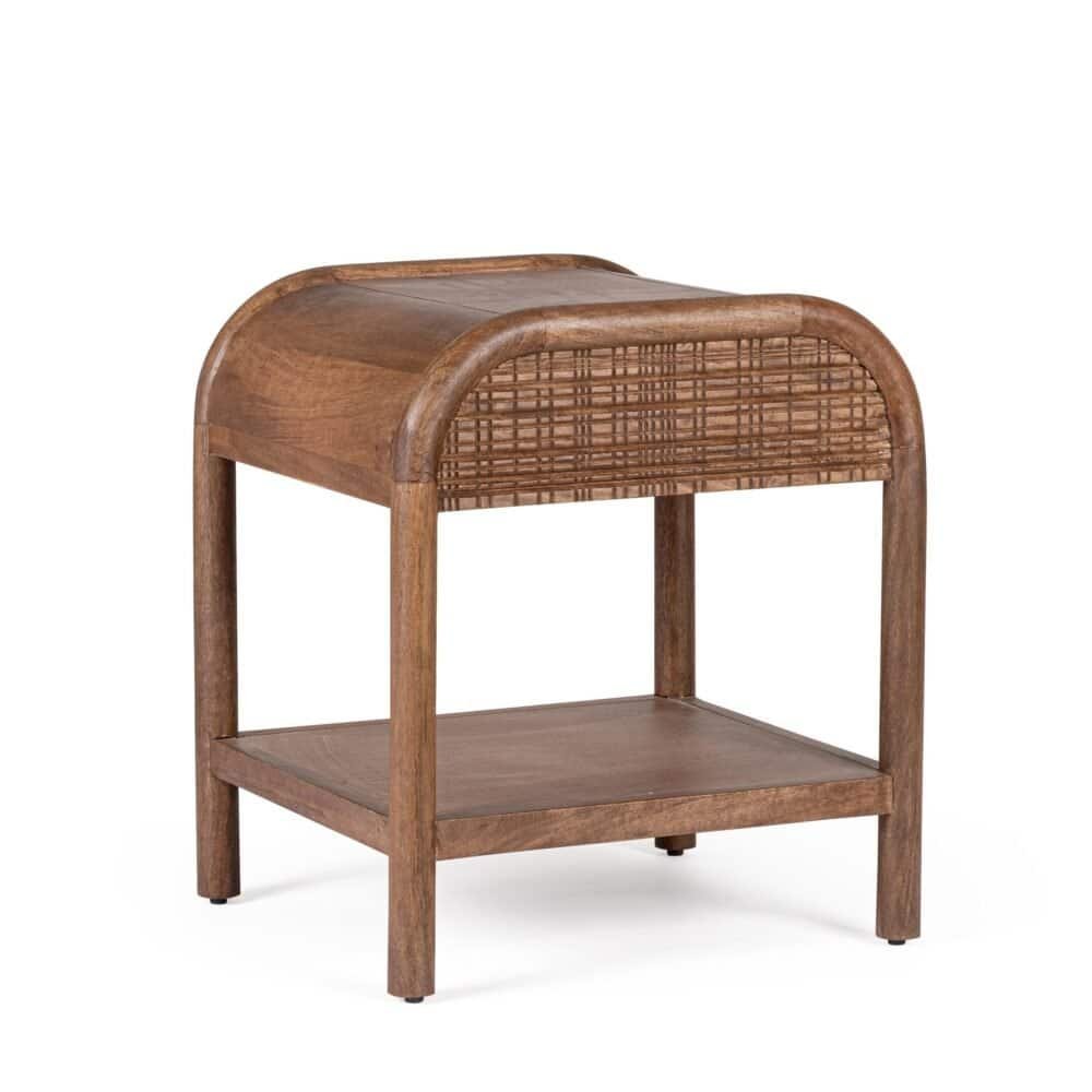 Tavolino in legno naturale con dettagli artigianali, ideale per soggiorno o camera da letto.