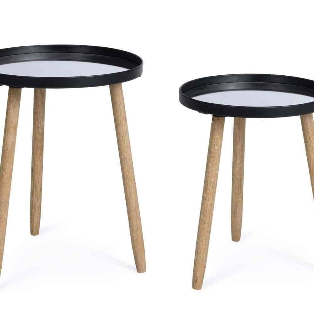 Tavolini in stile scandinavo con piani in nero e gambe in legno naturale.