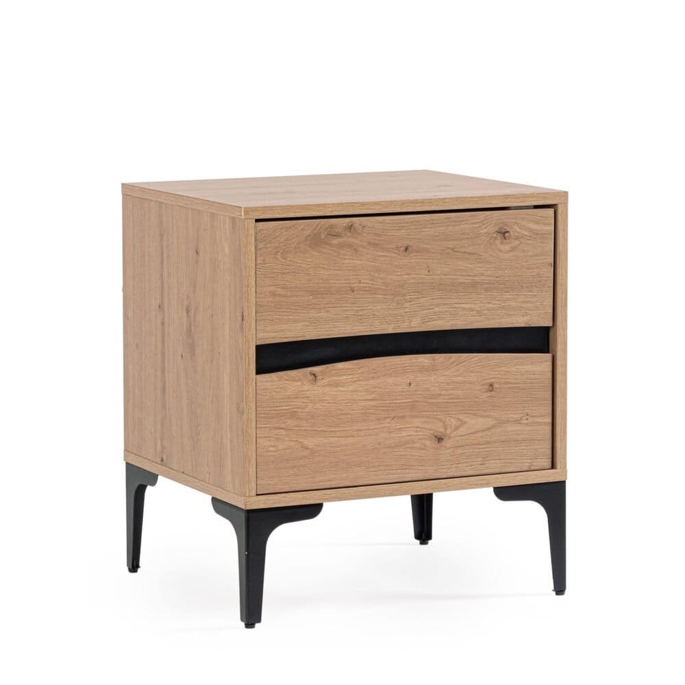 Comodino moderno in legno con tre cassetti e dettaglio nero, stile scandinavo, perfetto per camera da letto.