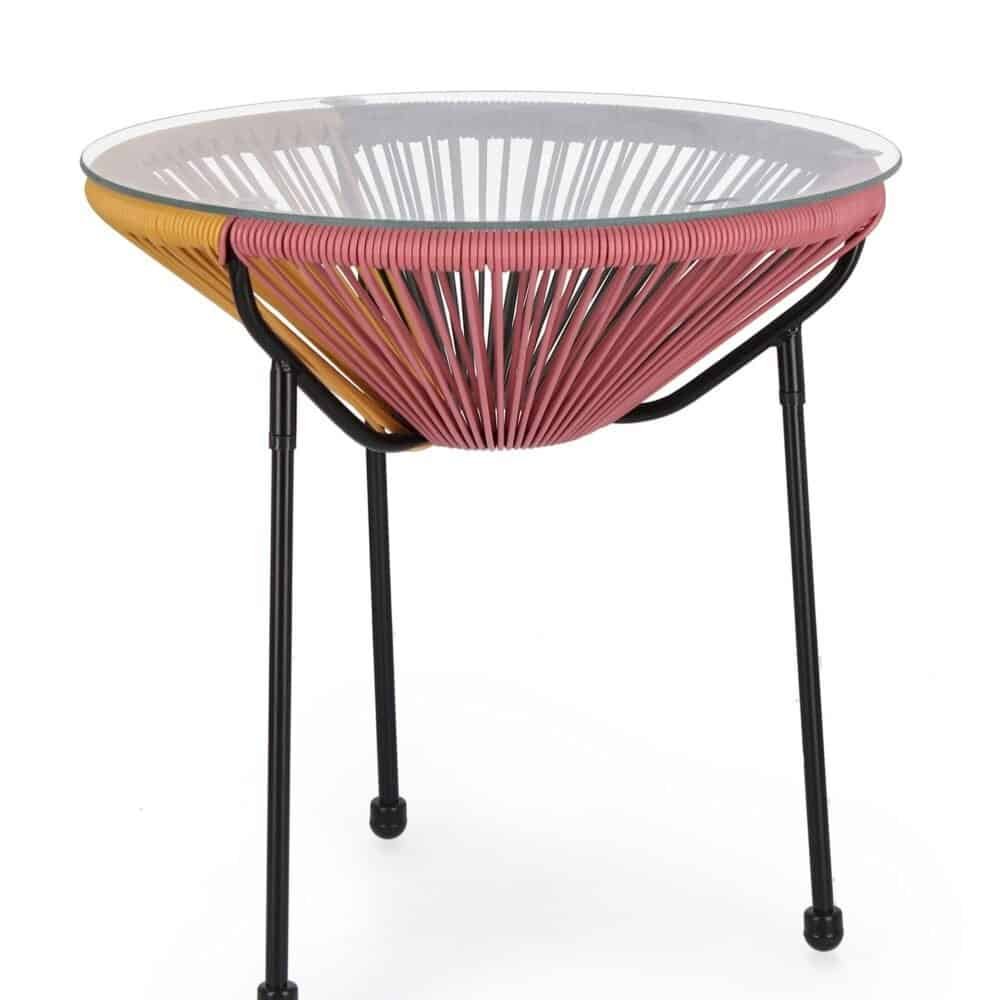 Finestra con sedia moderna in rattan e vetro.