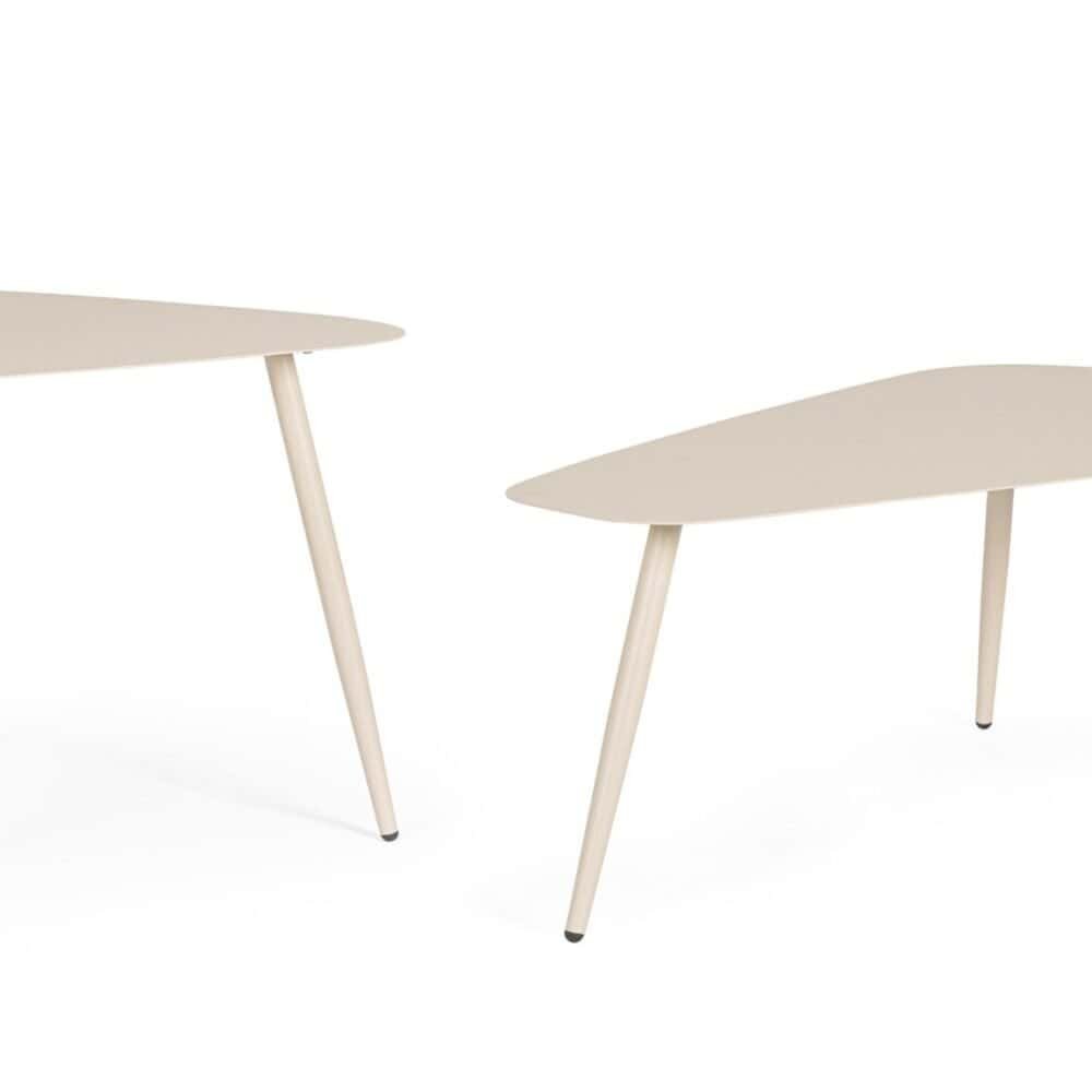 Tavoli moderni in stile minimalista bianco, ideali per soggiorno o ufficio, design elegante e funzionale.