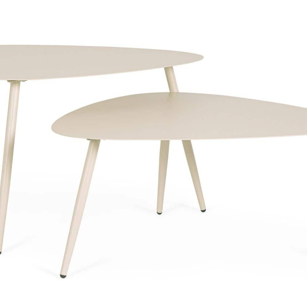 Tavoli moderni in legno con linee eleganti, perfetti per ambienti contemporanei e di stile.