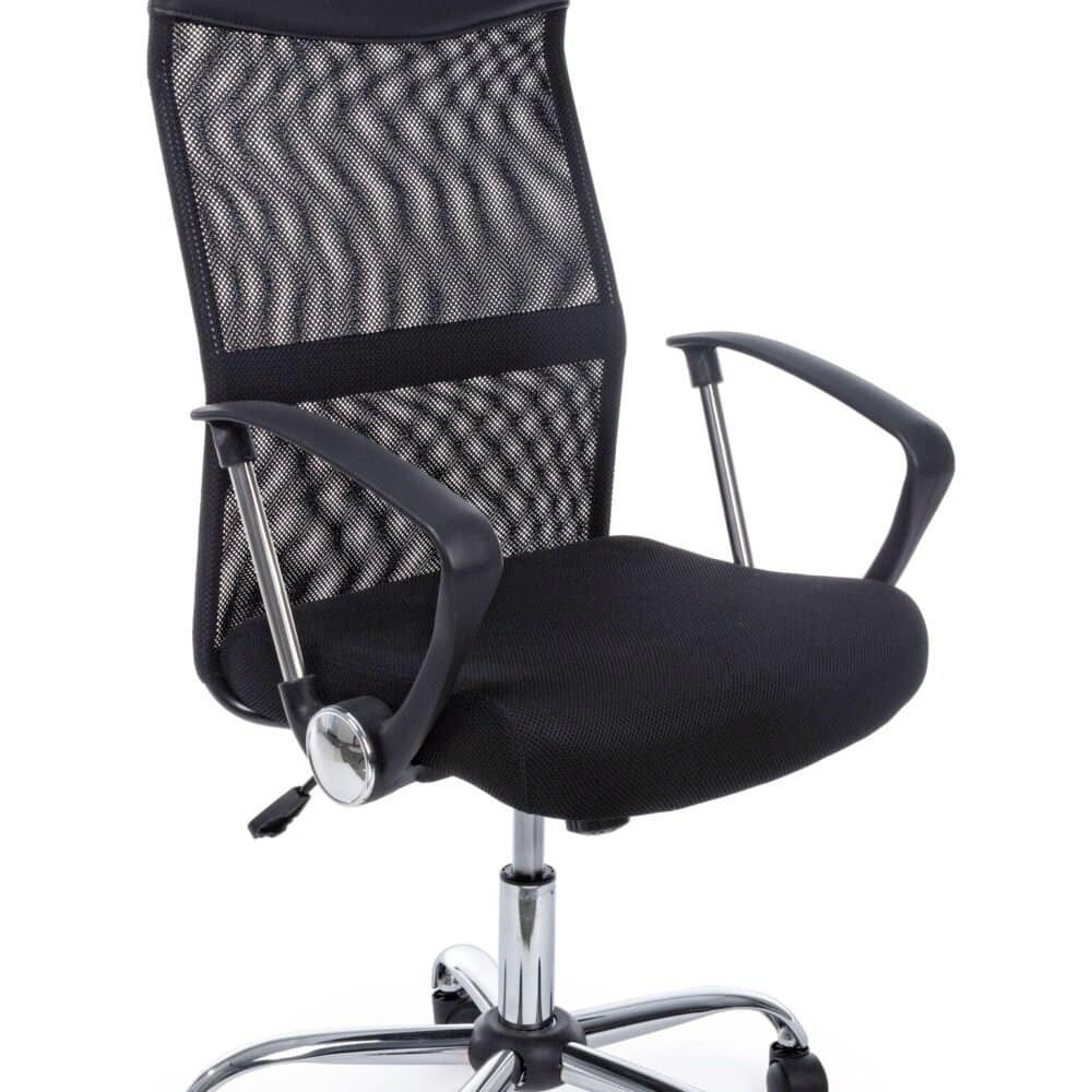 Sedia da ufficio nera con schienale ergonomico e rotelle, ideale per scrivania.