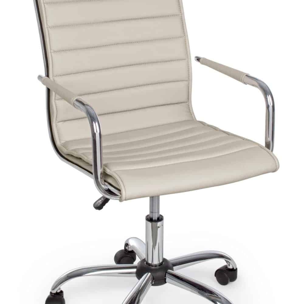 Sedia da ufficio in pelle beige con rotelle e braccioli in metallo.