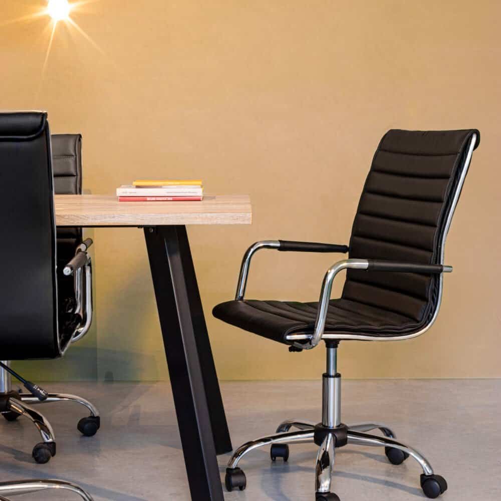 Sedie da ufficio nere moderne, ergonomiche con braccioli e rotelle, design professionale e confortevole.