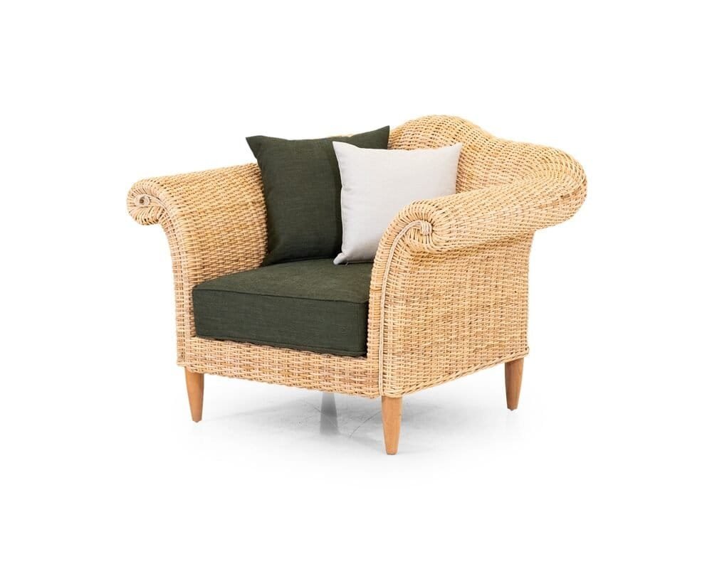 Poltrona in rattan naturale con cuscini verde, bianco e nero, ideale per arredo living e zona relax.