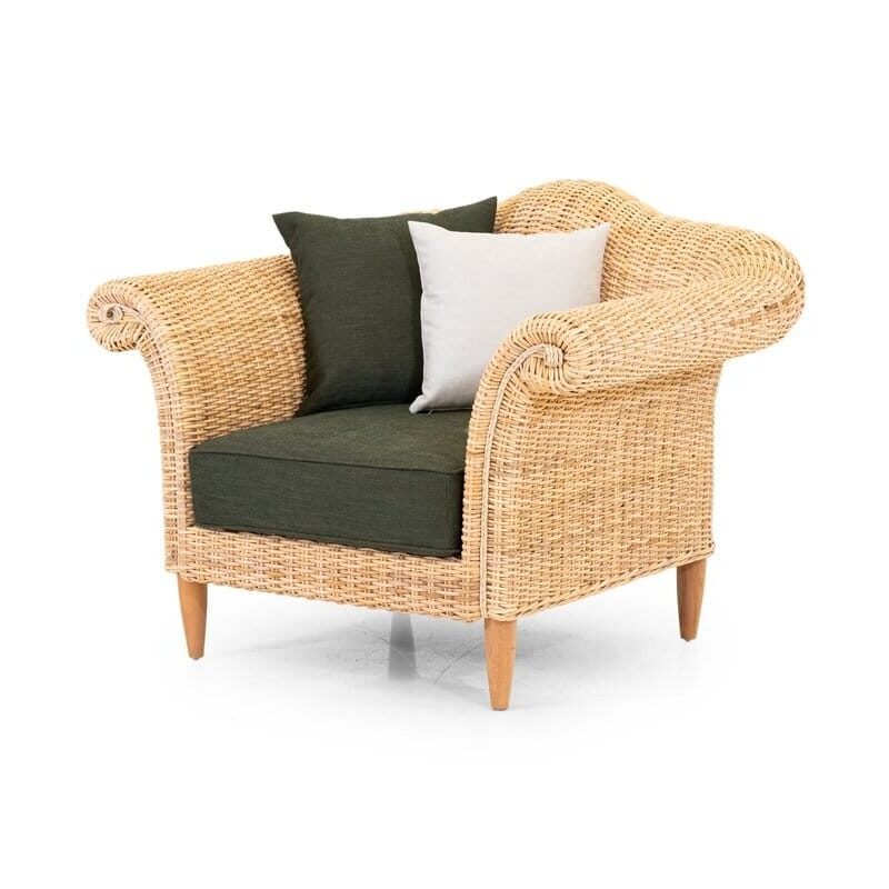Poltrona in rattan naturale con cuscini verde, bianco e nero, ideale per arredo living e zona relax.