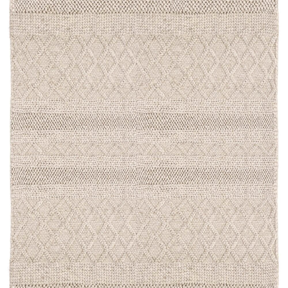 Tappeto decorativo in stile boho con motivo intrecciato e frange, perfetto per ambienti moderni e rustici.