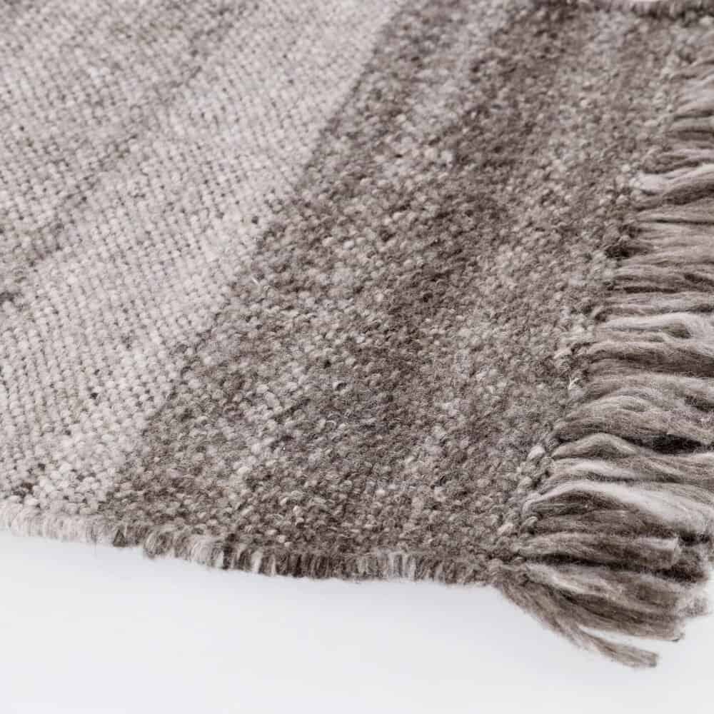 Lana naturale, tappeto morbido e resistente, perfetto per ambienti moderni o classici.