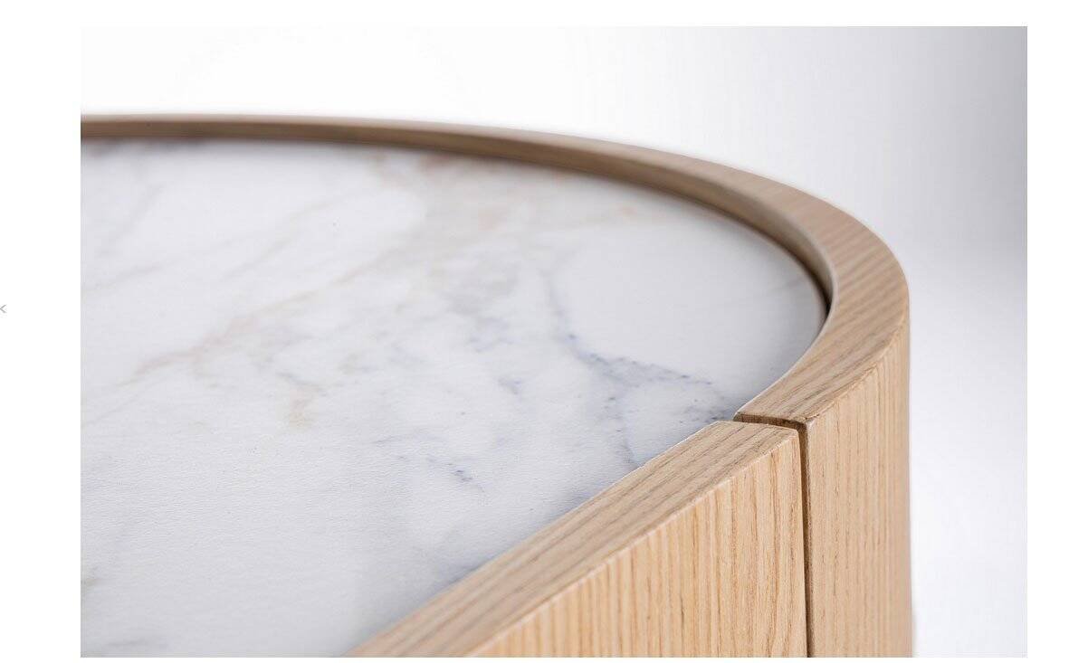 Elegante tavolo in legno e marmo. - JOLLYGIUNCO Tavolo con cornice in legno naturale e superficie in marmo bianco, perfetto per arredi moderni e minimalisti.