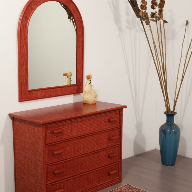 Mobili vintage rossi. - JOLLYGIUNCO Specchio e comò in stile retrò, decorazioni floreali e oggetti d'arredo eleganti.