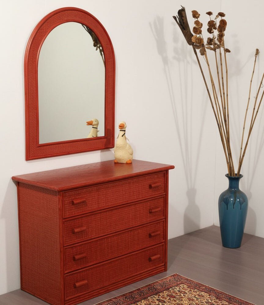 Specchio e comò in stile retrò, decorazioni floreali e oggetti d'arredo eleganti.