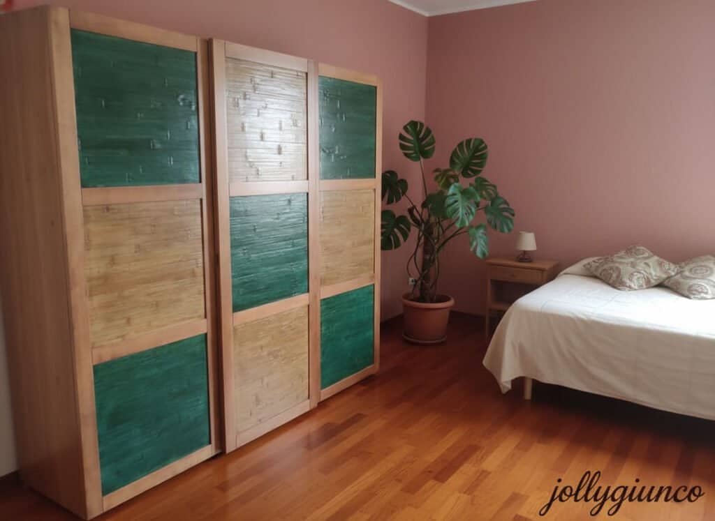 Armadio in legno naturale, stile minimal, sostenibile, eco design.