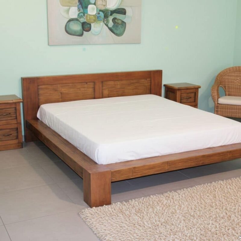 Letto matrimoniale in legno naturale con arredamento moderno e comfort, ideale per camere da letto eleganti e accoglienti.