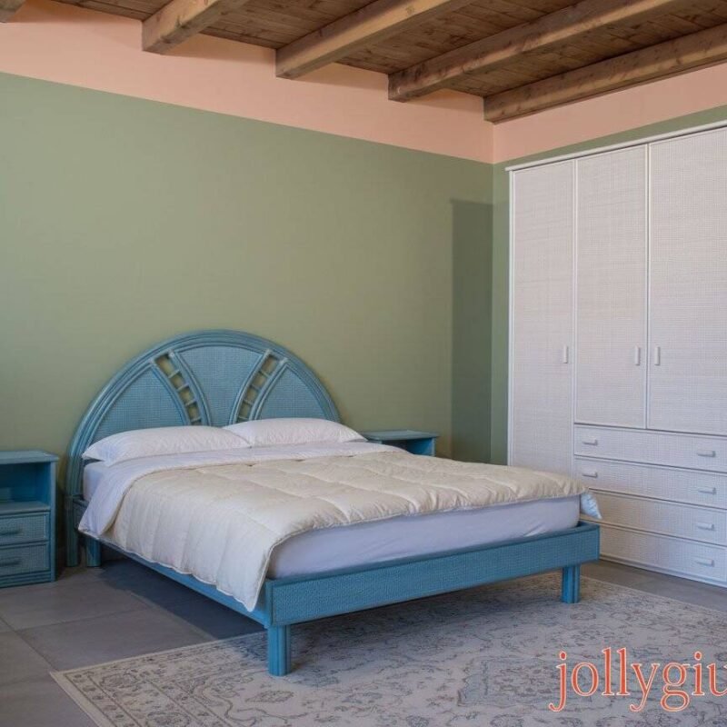 Elegante camera da letto con arredi in fibra di vetro celeste. - JOLLYGIUNCO Camere da letto in stile rilassante con arredi in fibra di vetro celeste, atmosfera accogliente e design moderno.