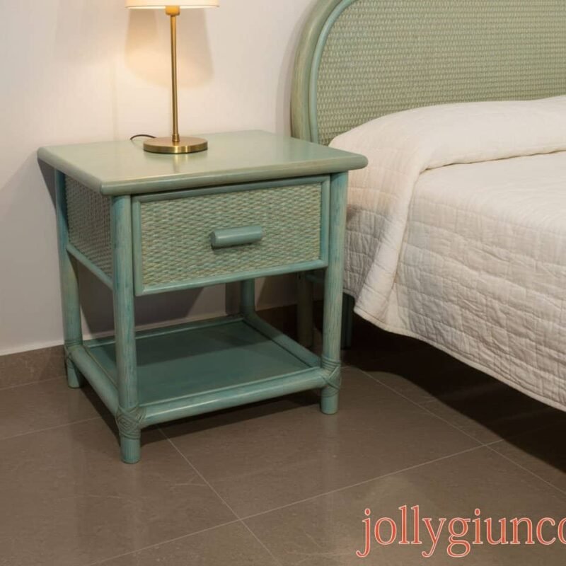 Notte relax. - JOLLYGIUNCO Comodino in stile cottage con finitura in legno azzurro e dettaglio intrecciato.