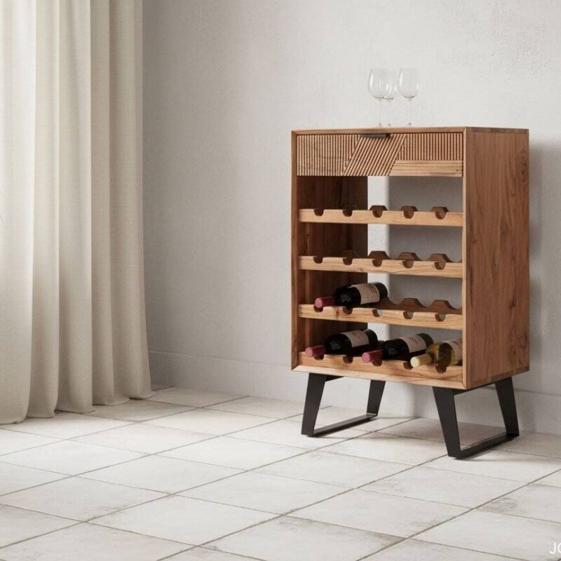 Vetrina in legno con rastrelliere per vino, design moderno e elegante, perfetta per sale da pranzo o bar.