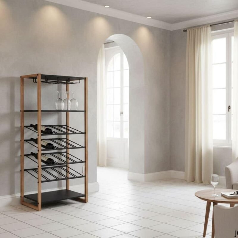 Vetrina per vini in legno in soggiorno luminoso e elegante.