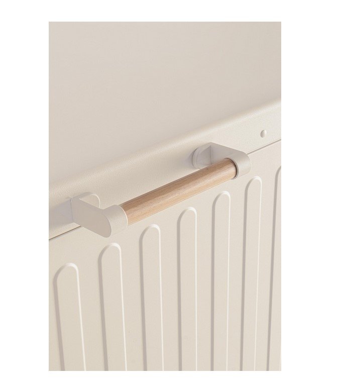 BAULE PCUSC C-RUOTE OCEAN SETA L4 - JOLLYGIUNCO White wall-mounted towel rail with a wooden bar attached to a radiator for hanging towels