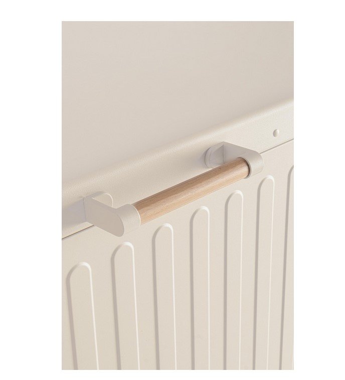BAULE PCUSC C-RUOTE OCEAN SETA S5 - JOLLYGIUNCO White radiator with a light wood towel bar attached to the wall.