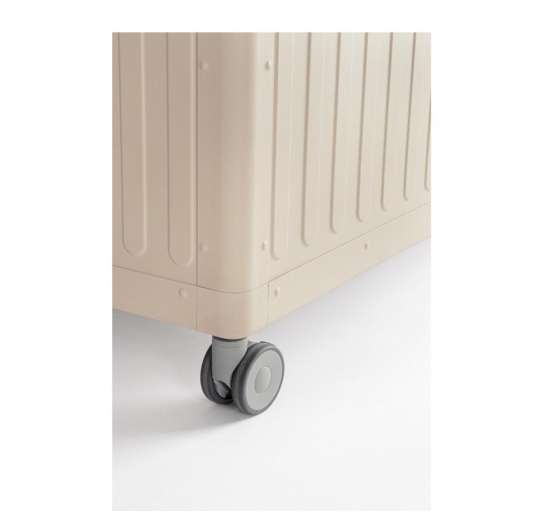 BAULE PCUSC C-RUOTE OCEAN SETA S6 - JOLLYGIUNCO Beige hard-shell suitcase corner with gray wheels on a white surface