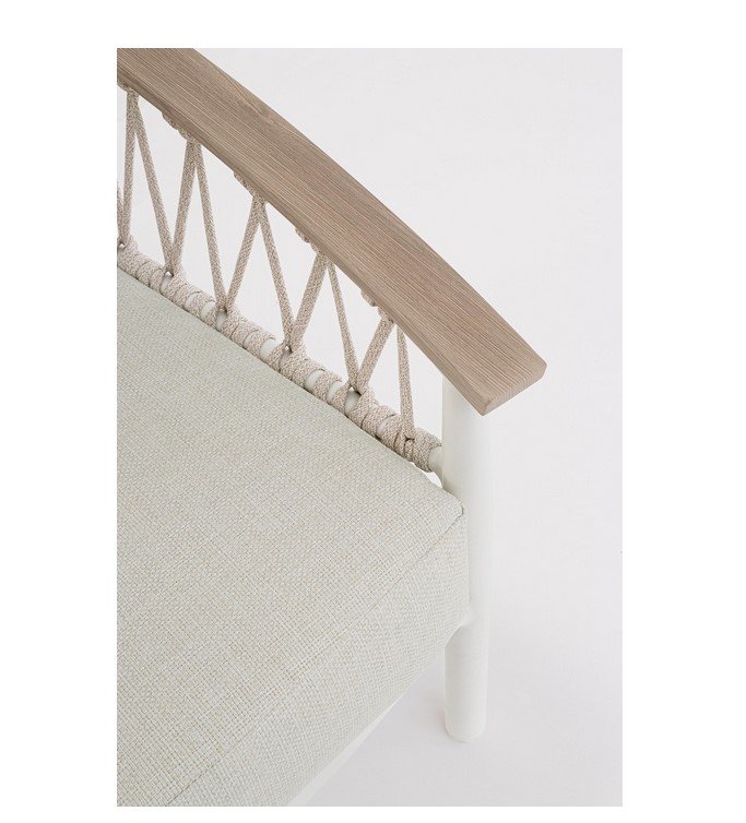 POLTRONA C-C FENIX VAPOR6 - JOLLYGIUNCO Close-up of a chair armrest: light beige upholstered seat, woven rope back, and natural wood armrest on a white frame