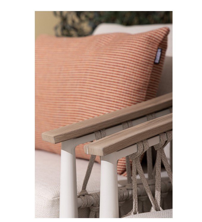 POLTRONA C-C FENIX VAPOR7 - JOLLYGIUNCO Close-up of a chair with light wood armrests and woven rope details, with an orange striped pillow in the background.