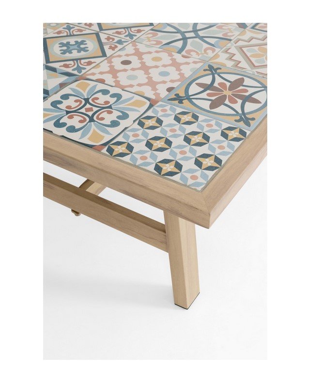 SET SALOTTO ANG C-C KALIMERA DESERT11 - JOLLYGIUNCO Table with a colorful tiled top featuring geometric patterns and a natural wood frame?
