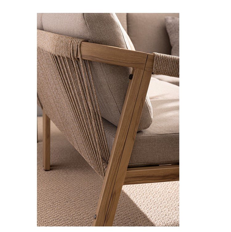 SET SALOTTO ANG C-C KALIMERA DESERT12 - JOLLYGIUNCO Wooden-framed armchair with beige fabric cushions and woven back, on a carpeted floor in a living room