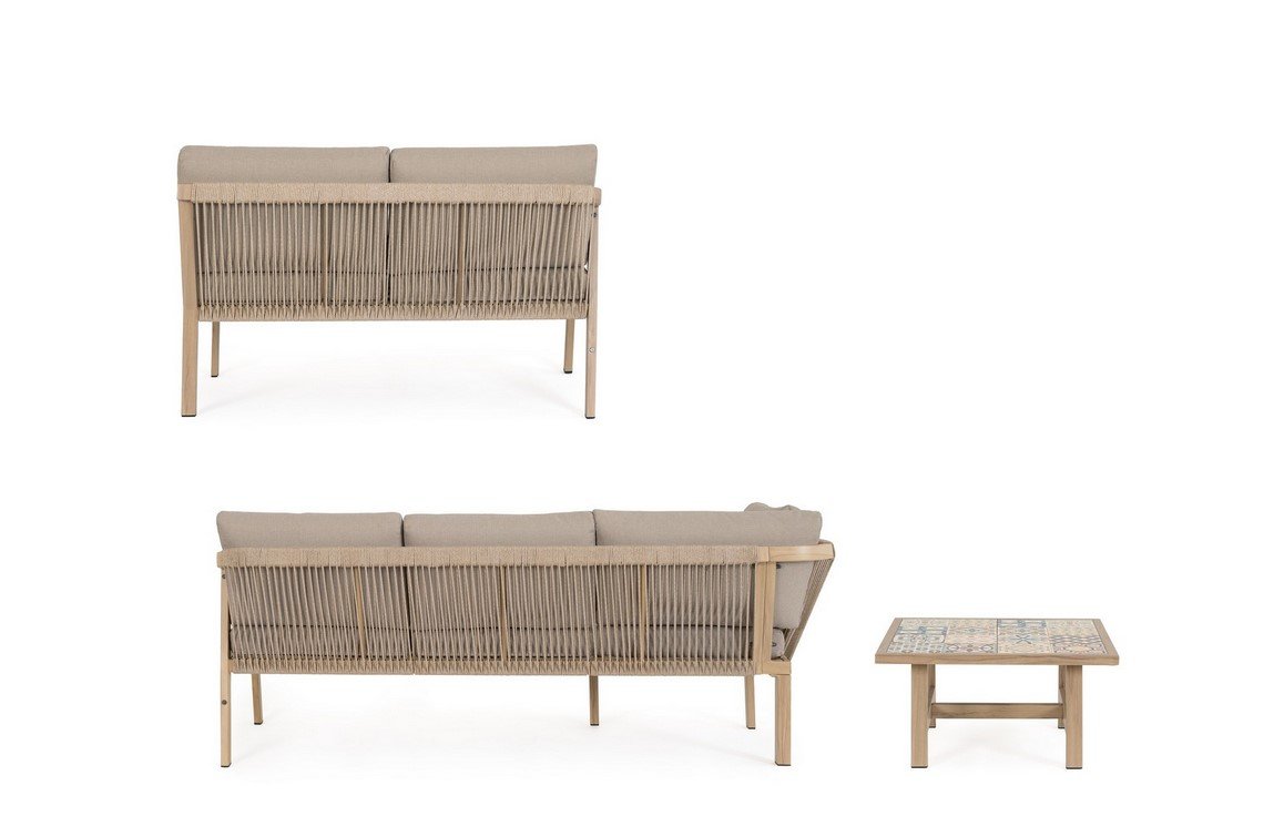 SET SALOTTO ANG C-C KALIMERA DESERT4 - JOLLYGIUNCO Beige outdoor sofa with a woven wooden frame and cushions, beside a mosaic-tile coffee table.