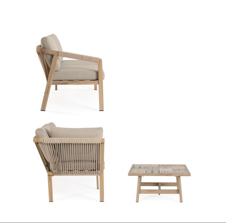 SET SALOTTO ANG C-C KALIMERA DESERT5 - JOLLYGIUNCO Three-piece outdoor lounge set: wooden armchair with beige cushions, a matching loveseat with a woven back, and a square tiled coffee table.