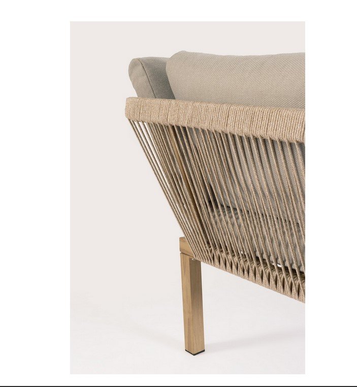 SET SALOTTO ANG C-C KALIMERA DESERT9 - JOLLYGIUNCO Beige cushioned armchair with woven rope sides and wooden legs, shown from the back/side.