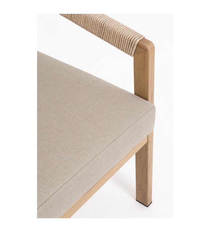 SET4 SALOTTO C-C KALIMERA DESERT KD 9 - JOLLYGIUNCO Close-up of a light wood chair with beige fabric seat and a woven rope armrest detail on the top of the arm.