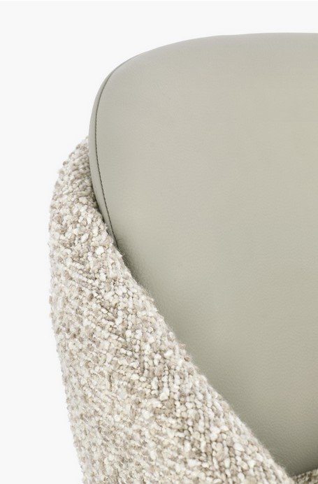 SEDIA AVERIK BEIGE5 - JOLLYGIUNCO Close-up of a beige upholstered chair with a cream sherpa blanket draped over its side.