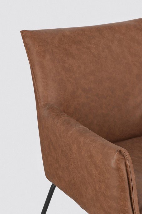 SEDIA C-BR EVELYN COGNAC6 - JOLLYGIUNCO Brown leather chair close-up showing the armrest, back, and angled black metal leg.